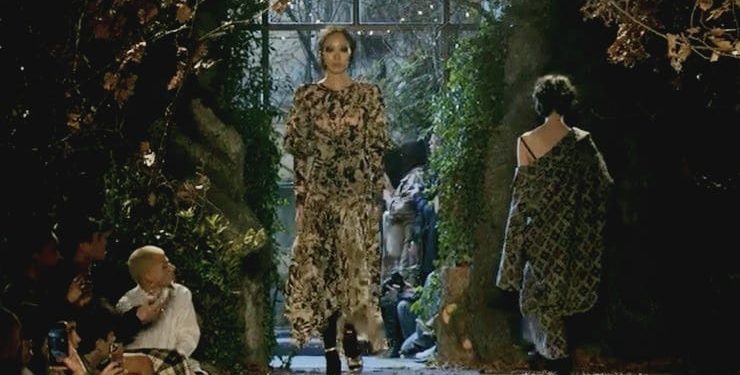 Antonio Marras incontra Grazia Deledda e le donne che risplendono tra spiragli di luce nel buio