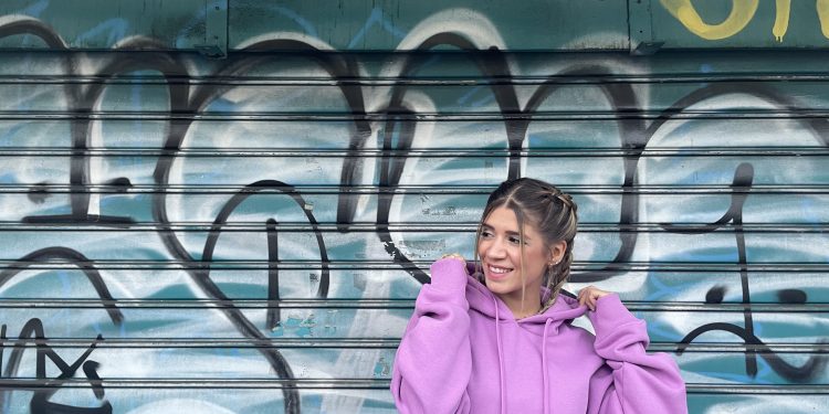 ‘Lughe’, il viaggio tra tradizione e contemporaneo della giovane musicista sarda Viò