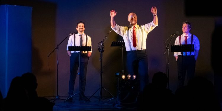 Quando la radio annunciò la fine del mondo. Gli Artisti Fuori Posto portano a teatro ‘La guerra dei mondi’