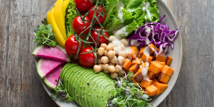 Verità e fake news sul cibo, il libro “Assurdità alimentari” svela i segreti della nutrizione