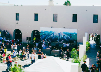 Persone mangiano, bevono e parlano insieme al Lazzaretto di Cagliari