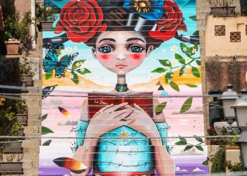 Condivisione, il murale di Giorgio Casu colora la scalinata di Arzachena