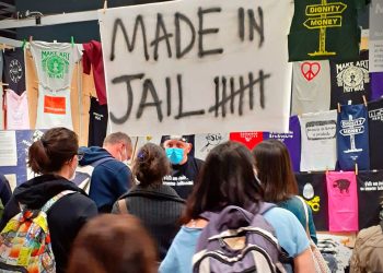 “Made in Jail – Indossa la libertà”, il film sull’incredibile storia delle t-shirt fatte in carcere