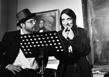 Dialoghi surreali e comicità, a Cagliari la prima di “A colpi di scene” con Laura Fortuna e Daniel Dwerryhouse