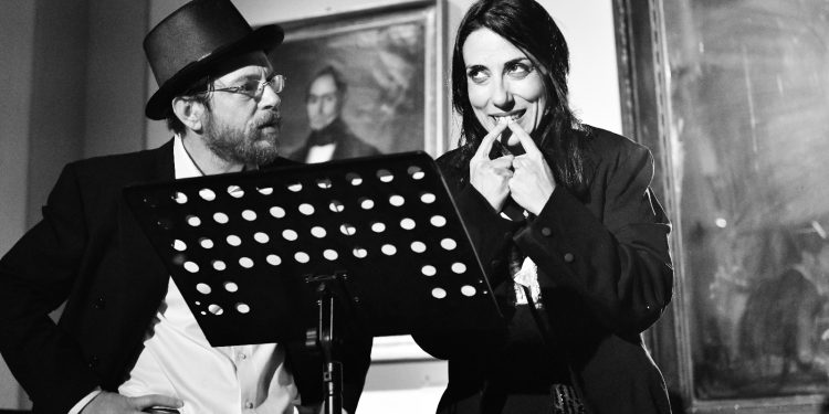 Dialoghi surreali e comicità, a Cagliari la prima di “A colpi di scene” con Laura Fortuna e Daniel Dwerryhouse
