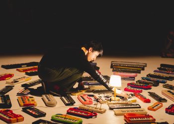 L’artista sperimentale Asuna e le sue 100 Keyboards a chiusura della stagione di Sardegna Contemporanea