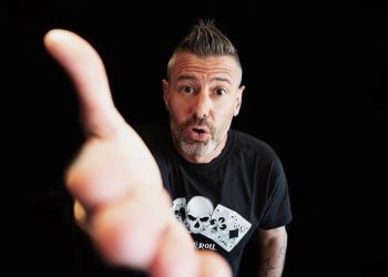 Dalle piccole emittenti di provincia a Virgin Radio, dalle discoteche ai grandi concerti rock, il ritorno in Sardegna di Dj Toky