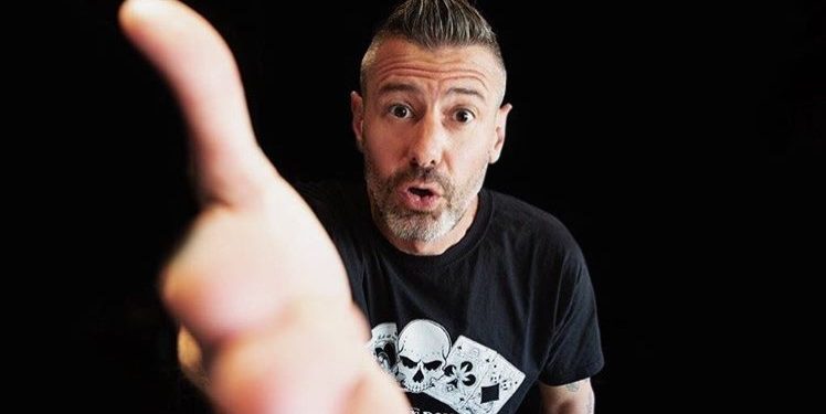 Dalle piccole emittenti di provincia a Virgin Radio, dalle discoteche ai grandi concerti rock, il ritorno in Sardegna di Dj Toky