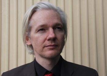 Trasparenza per i potenti, privacy per i deboli. La battaglia di Julian Assange raccontata dalla giornalista Sara Chessa