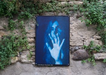 Volti celebri per le vie di Mogoro, sono i ritratti di Guido Harari per BìFoto Fest