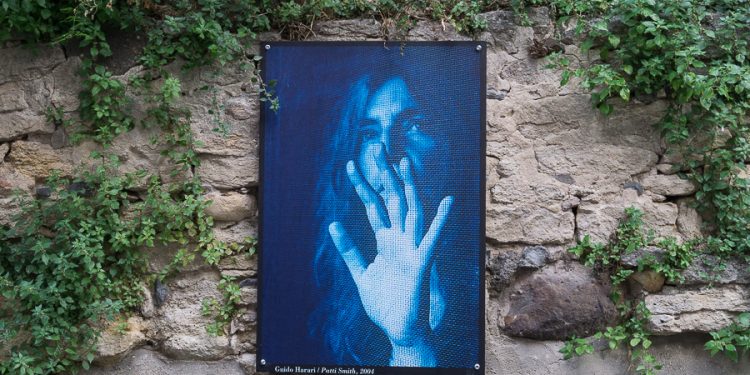 Volti celebri per le vie di Mogoro, sono i ritratti di Guido Harari per BìFoto Fest