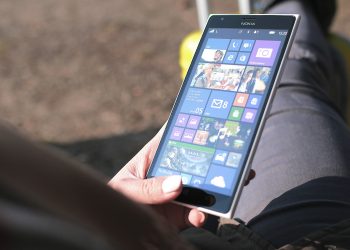 FUTURA. Cari boomer, non giudicateci se usiamo troppo il telefono