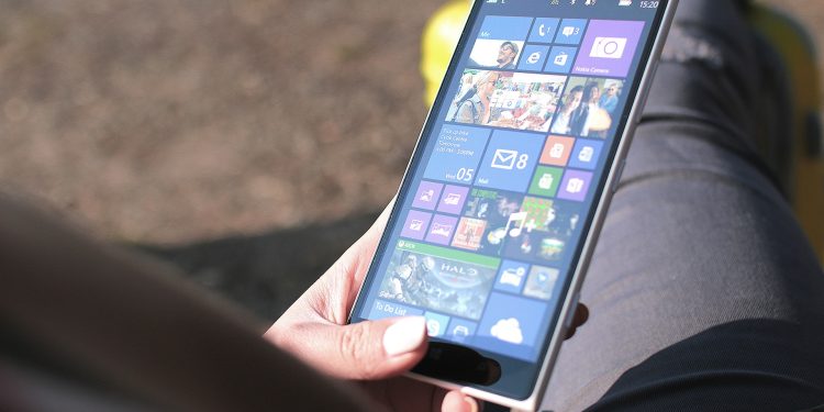 FUTURA. Cari boomer, non giudicateci se usiamo troppo il telefono