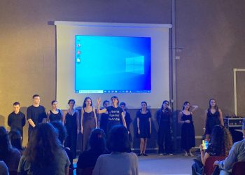 Fabrizio De André 2.0, la musica del cantautore italiano ispira le nuove generazioni a teatro nella scuola cagliaritana De Sanctis Deledda