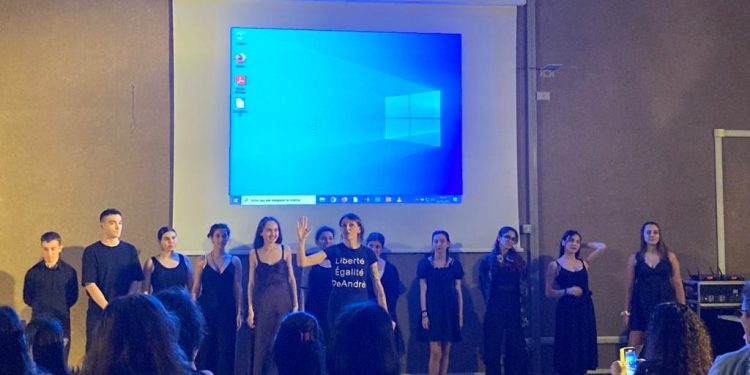 Fabrizio De André 2.0, la musica del cantautore italiano ispira le nuove generazioni a teatro nella scuola cagliaritana De Sanctis Deledda