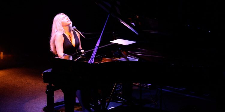 Samba e bossa nova per raccontare il Brasile, a Cagliari la pianista e cantante Eliane Elias con la stella jazz Marc Johnson per la prima volta in città