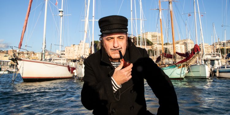 “Oggi è un mondo ancora più difficile”. Quattro chiacchiere con Tonino Carotone, in Sardegna per tre date del suo ‘Etiliko Romantiko’ tour