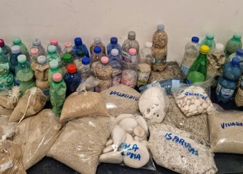 La denuncia dell’associazione ambientalista: all’aeroporto di Elmas una tonnellata e mezza di sabbia e conchiglie pronta a lasciare l’Isola