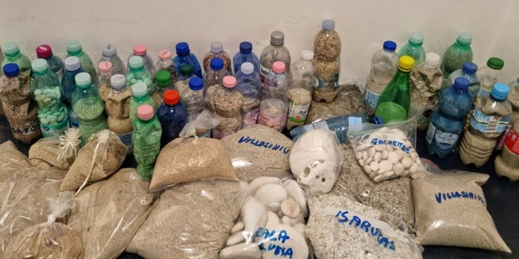 La denuncia dell’associazione ambientalista: all’aeroporto di Elmas una tonnellata e mezza di sabbia e conchiglie pronta a lasciare l’Isola