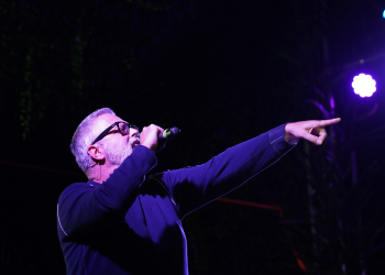 Al confine tra il rap e il mondo. Il monologo di Frankie Hi-Nrg Mc all’Opera Beach Arena di Quartu