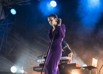 Francesca Michielin illumina la notte di Alghero nella prima tappa di Abbabula