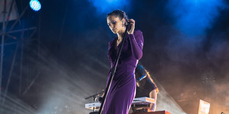 Francesca Michielin illumina la notte di Alghero nella prima tappa di Abbabula