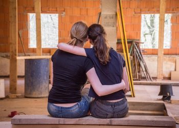 La pandemia, le distanze e gli abbracci mancati