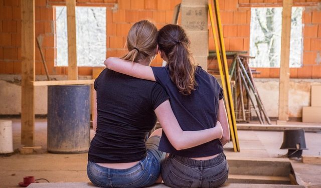 La pandemia, le distanze e gli abbracci mancati