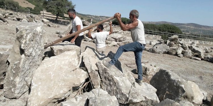 Architetture di pietra, l’associazione Perdas Novas lancia un progetto sperimentale per costruire un nuraghe e un convegno internazionale sul megalitismo