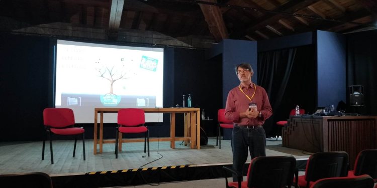 ”E vissero connessi e contenti”, la riflessione di Andrea Vico al Festival Tuttestorie per un uso attento della tecnologia