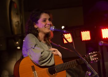 ‘Via Giardini’, la cantautrice Chiara Effe si riconnette con la sua amata Cagliari nel nuovo album