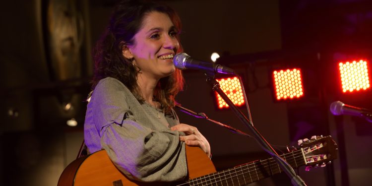 ‘Via Giardini’, la cantautrice Chiara Effe si riconnette con la sua amata Cagliari nel nuovo album