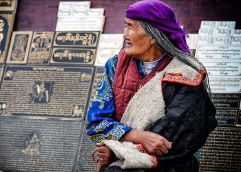 ‘千里之行始于足下 – Anche un cammino di molte miglia comincia da un singolo passo’, la Cina si svela a Nuoro con le foto di Claudio Bru