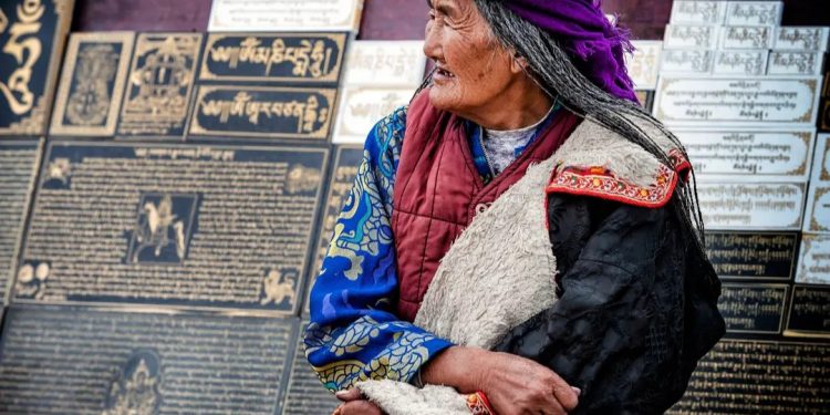 ‘千里之行始于足下 – Anche un cammino di molte miglia comincia da un singolo passo’, la Cina si svela a Nuoro con le foto di Claudio Bru