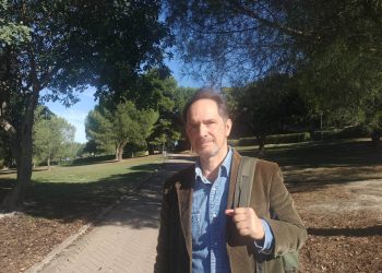 Tomaso Tiddia, il libraio poeta tra l’azzurro e il rosso cielo: “La vera bellezza di Cagliari si coglie nei suoi angoli dimenticati”