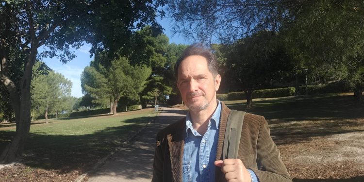 Tomaso Tiddia, il libraio poeta tra l’azzurro e il rosso cielo: “La vera bellezza di Cagliari si coglie nei suoi angoli dimenticati”