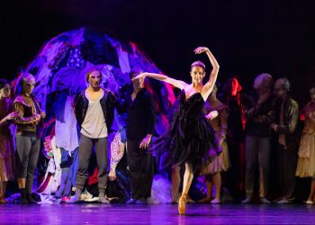 La ballerina cagliaritana Carola Puddu nell’Isola con “Il lago dei cigni, ovvero il Canto” firmato da Fabrizio Monteverde. “Sono un cigno nero che sogna il musical”