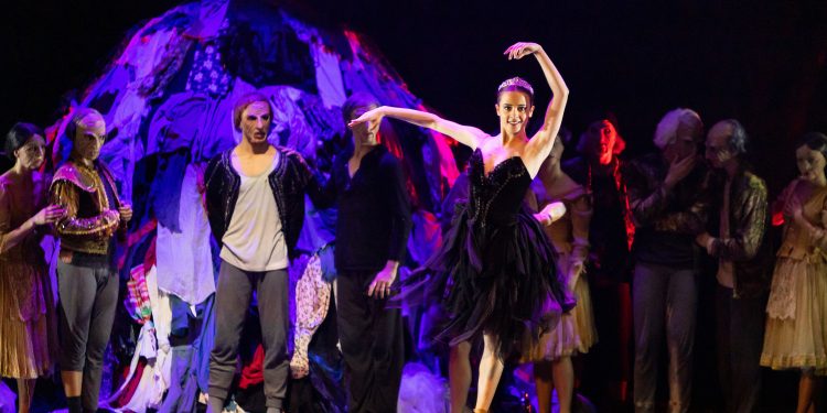 La ballerina cagliaritana Carola Puddu nell’Isola con “Il lago dei cigni, ovvero il Canto” firmato da Fabrizio Monteverde. “Sono un cigno nero che sogna il musical”