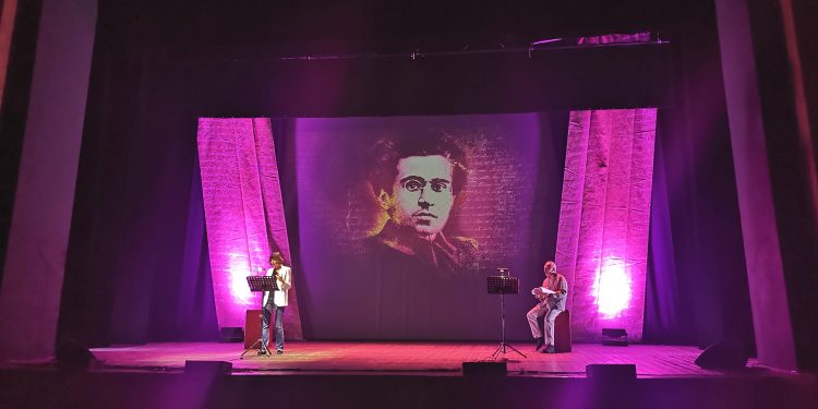 “Un’emozione unica ritrovare i temi liceali del giovane Gramsci”, così Gad Lerner e Silvia Truzzi portano Nino a teatro