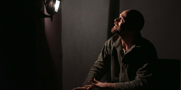 Il destino di tre anime dannate a giudizio davanti al pubblico, gli Artisti Fuori Posto presentano “Poe” dedicato al maestro dell’orrore