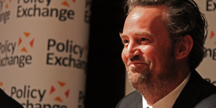 Matthew Perry, nell’autobiografia dell’attore americano scomparso il 28 ottobre una commovente storia di ironia e dolore