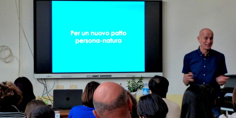 Meno Zio Paperone e più Nonna Papera per salvare il pianeta. Luca Fiorani inaugura il FestivalScienza a Siniscola