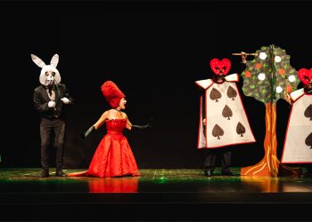 Il magico mondo del Paese delle Meraviglie nello spettacolo di Natale firmato Akròama a Cagliari