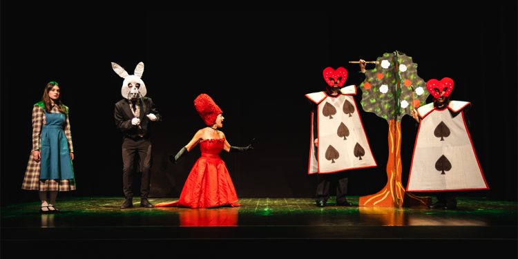 Il magico mondo del Paese delle Meraviglie nello spettacolo di Natale firmato Akròama a Cagliari