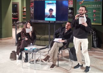 Nella raccolta poetica ‘Trinità del gesto – Il regalo che andava fatto’, l’autore Dario Cadinu affronta un viaggio mistico alla ricerca del perdono