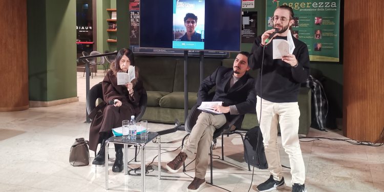 Nella raccolta poetica ‘Trinità del gesto – Il regalo che andava fatto’, l’autore Dario Cadinu affronta un viaggio mistico alla ricerca del perdono