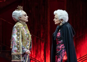 ‘Maria Stuarda’ di Davide Livermore, a teatro un dramma senza tempo tra antagonismo femminile e potere