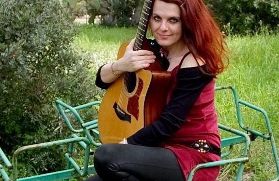 Kasia Kwolek e il suo album d’esordio ”Goccia”, un viaggio tra Cracovia e la Sardegna che celebra la poesia e la natura