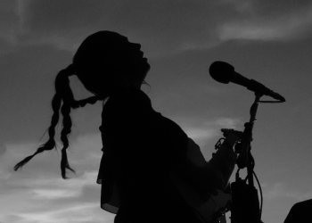 Doppia data per il tour sardo di Daniela Pes, la cantautrice gallurese fa tappa a Cagliari e Alghero