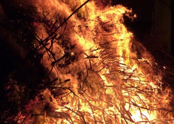 ‘Sa notte ‘e crarore’ de Sant’Antoni intre càntigos, caratzas e caddaridas